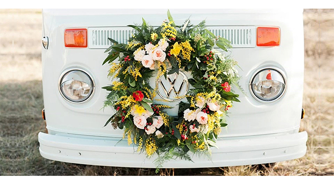 Bus de mariés décoré avec des fleurs