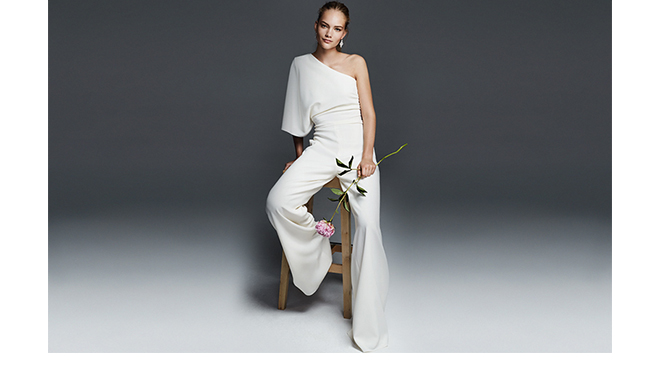 Combinaison de mariée fluide et asymétrique