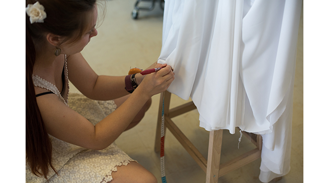 travail-coutiere-robe-sur-mesure-mariage