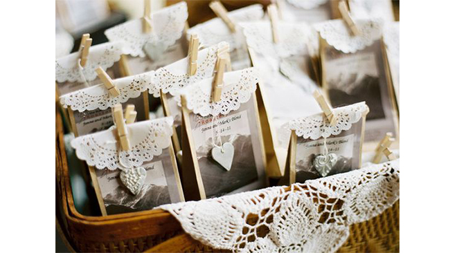 detail-dentelle-napperon-papier-cadeaux-invites-mariage-diy