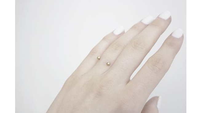 ©Pinterest Piercing-doigt-fiançailles-dore
