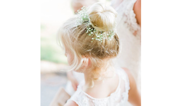 chignon-gypsophile-petite-fille-d-honneur-mariage