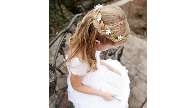 demi-queue-tressee-petit-fille-d-honneur