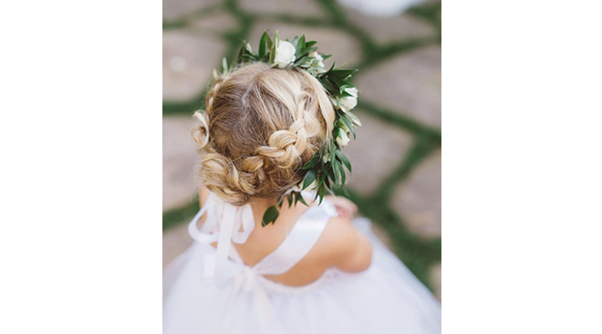 idee-coiffure-couronne-tressee-petite-fille-d-honneur-mariage