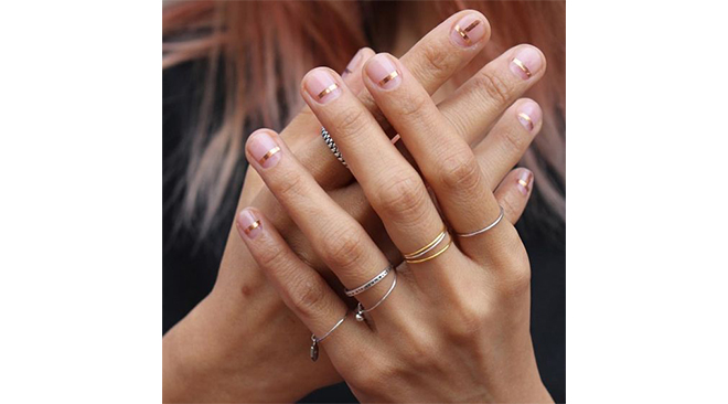 manucure-doree-minimaliste-stripes-mariage