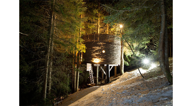 nuit-insolite-dans-les-arbres-montagne