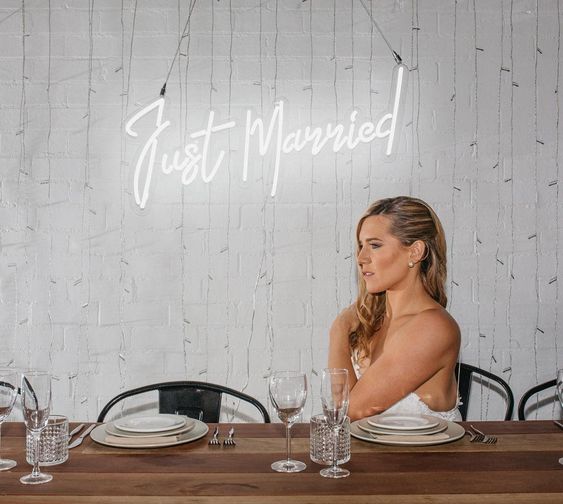 Just married néon