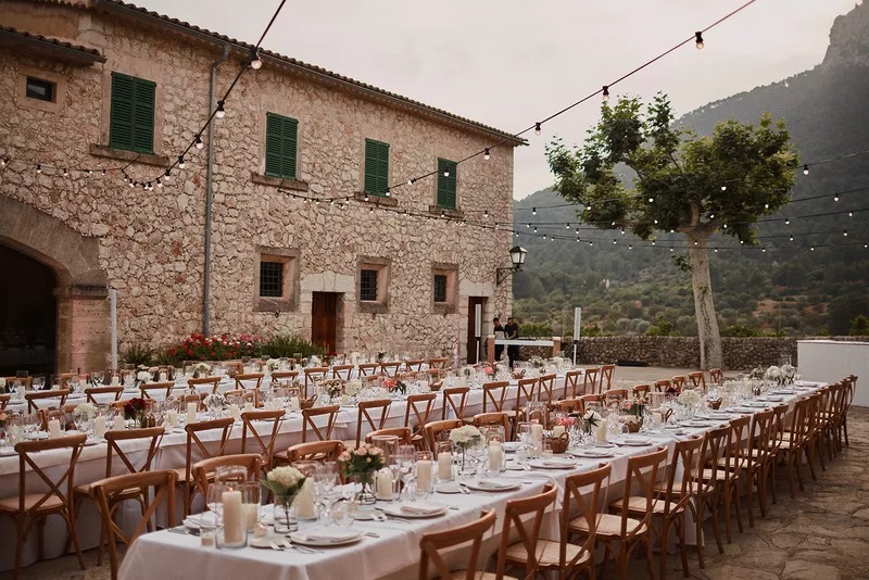__opt__aboutcom__coeus__resources__content_migration__brides__public__brides-services__production__2019__07__01__5d1a362b67f3ed0009e89569_sarah-and-stephen-weddin